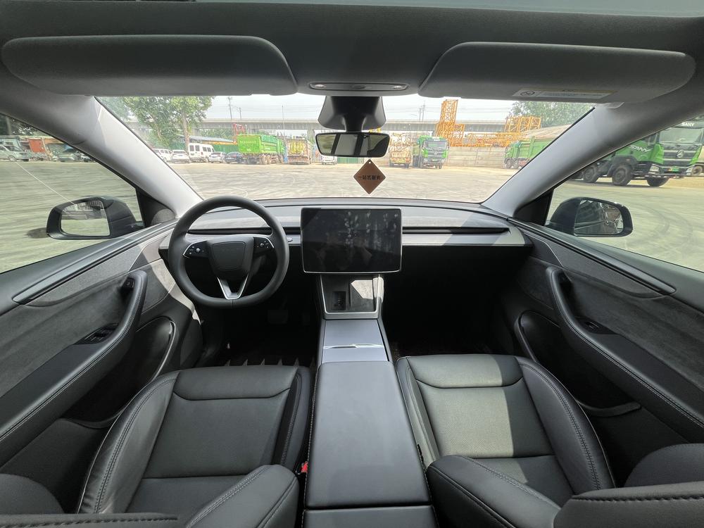 Tesla Model Y 2025 #8 Tesla Model Y 2025 car image #8
