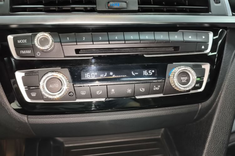BMW 3 Series 2018 immagine di auto #13