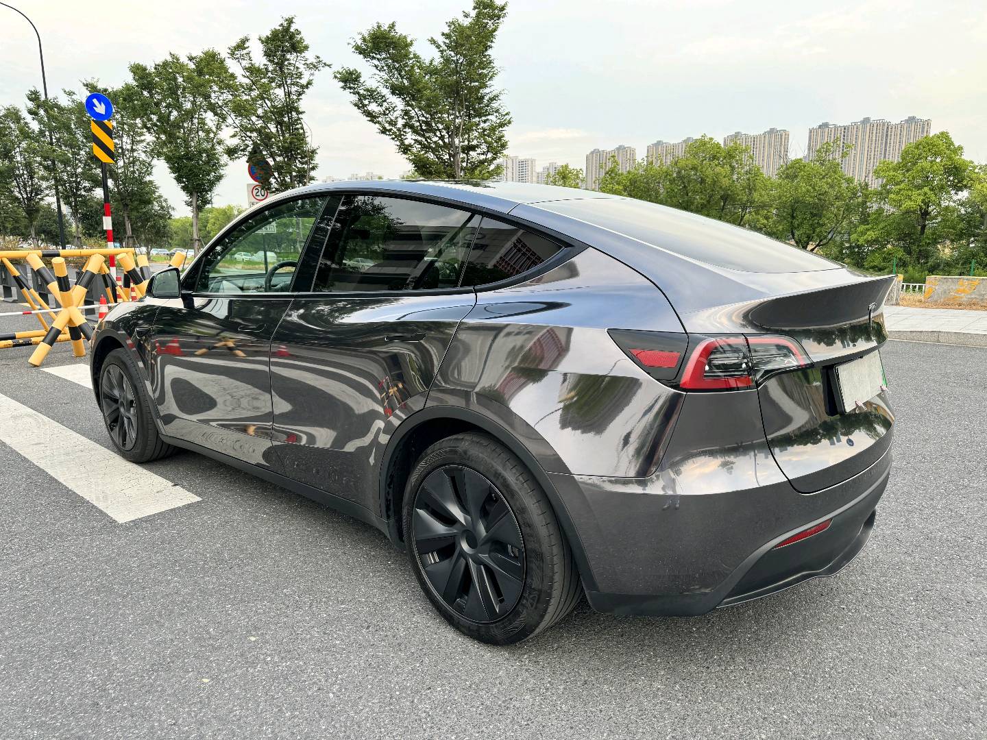 Tesla Model Y 2024 #6 Tesla Model Y 2024 car image #6