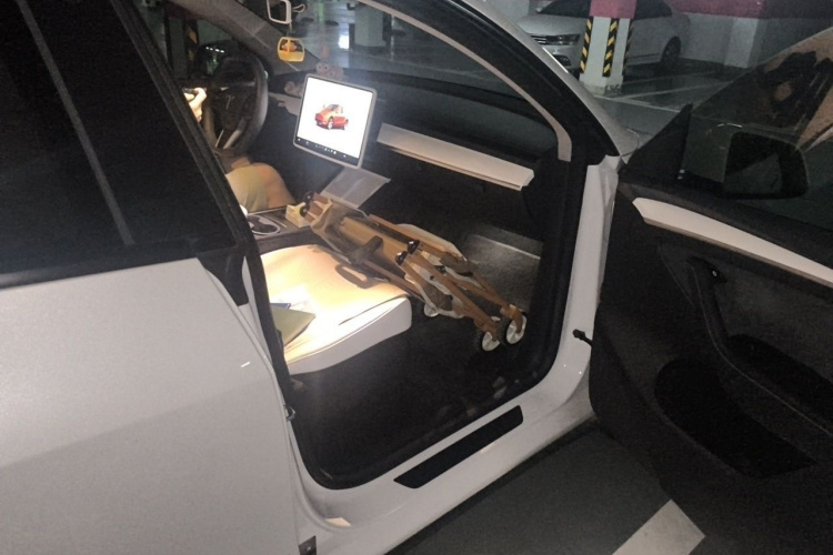 Tesla Model Y 2023 car image #25