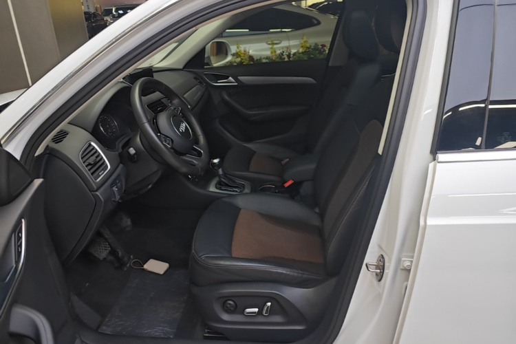 Audi Q3 2018 car image #19
