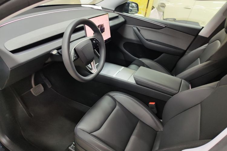 Tesla Model Y 2025 car image #12