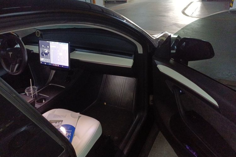 Tesla Model Y 2023 car image #23