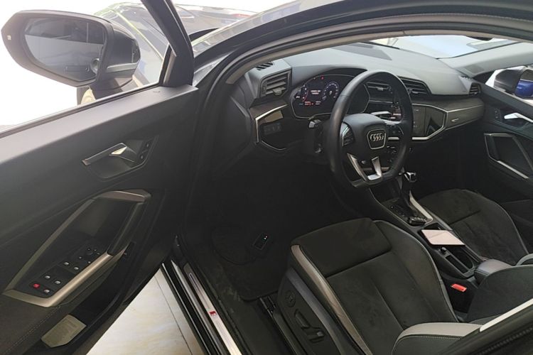 Audi Q3 2020 car image #12
