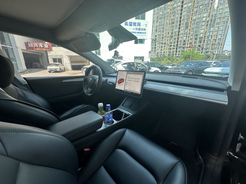 Tesla Model Y 2023 car image #9