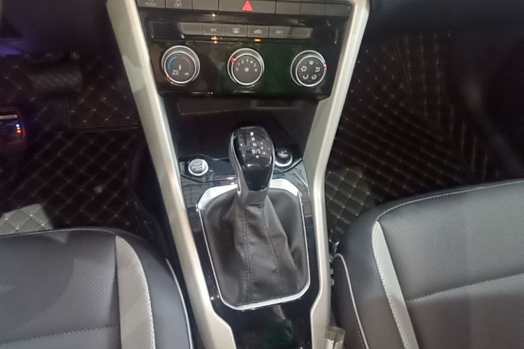 Volkswagen T-Roc 2024 car image #14