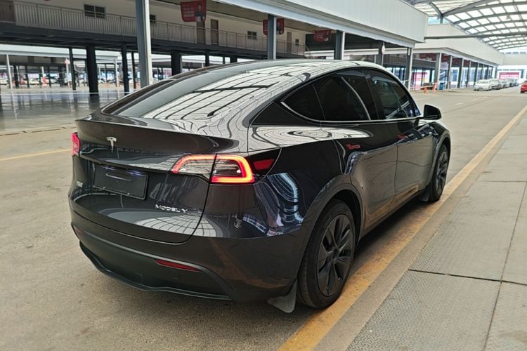 Tesla Model Y 2024 #7 Tesla Model Y 2024 car image #7