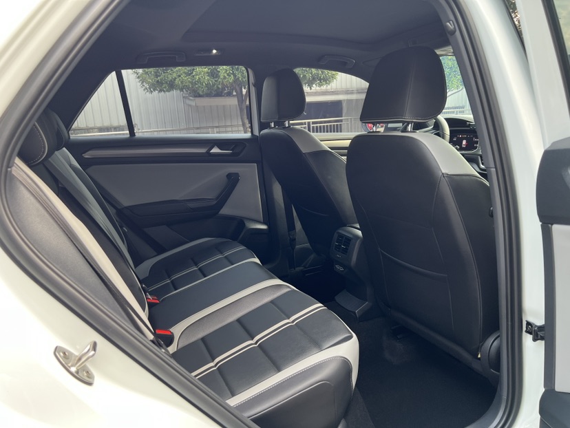 Volkswagen T-Roc 2024 car image #6