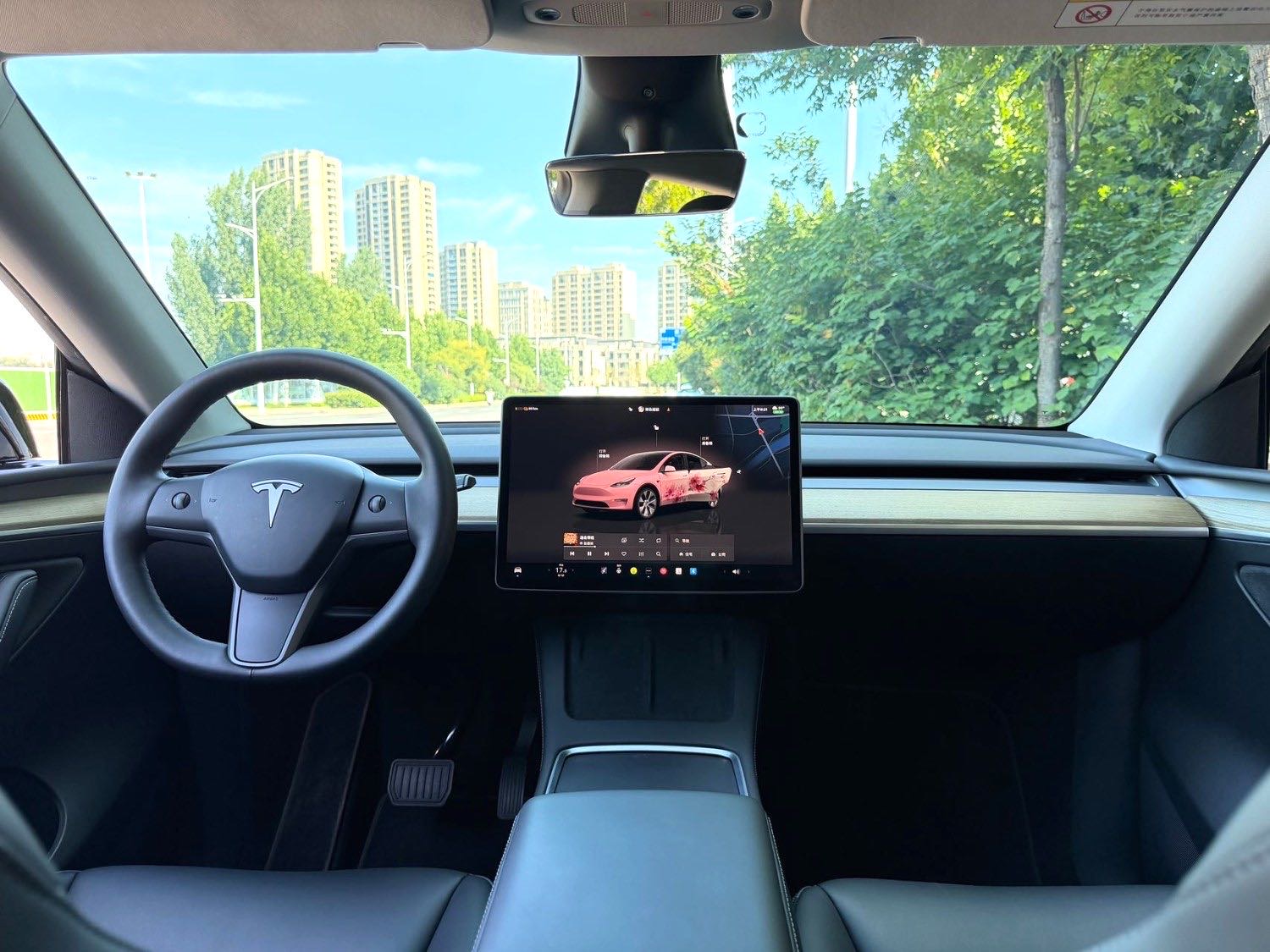 Tesla Model Y 2023 #4 Tesla Model Y 2023 car image #4