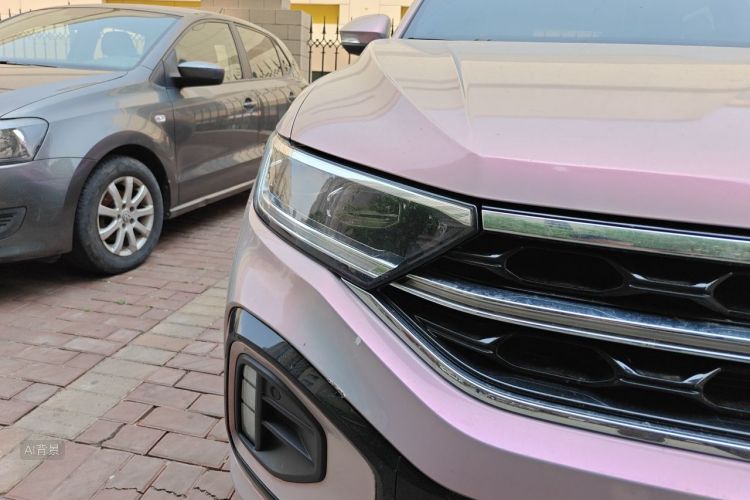 Volkswagen T-Roc 2024 car image #8