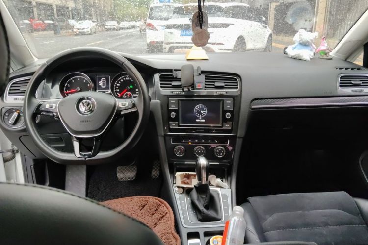 Volkswagen Golf 2018 car image #12