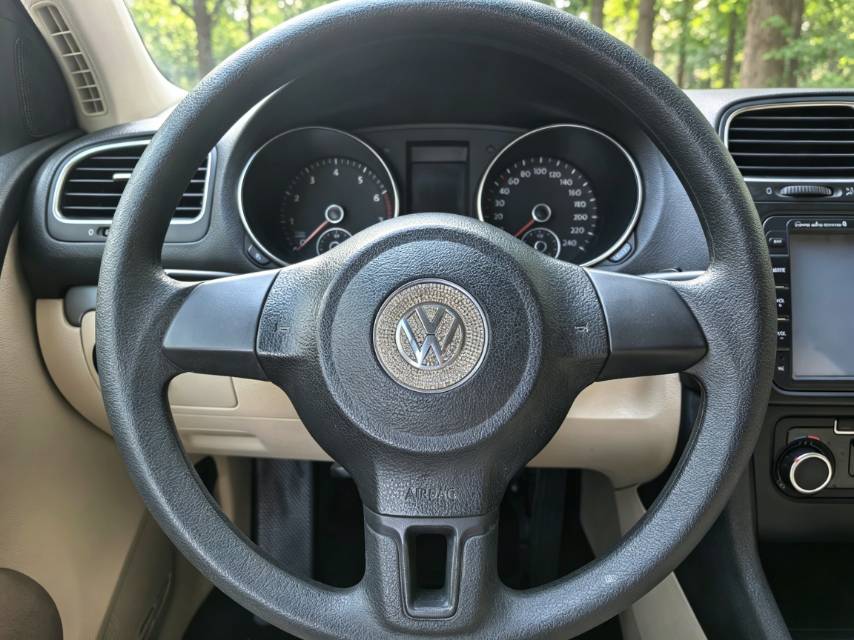 Volkswagen Golf 2011 car image #14
