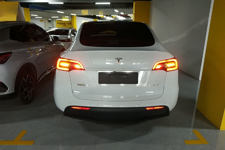 Tesla Model Y 2023 #4 Tesla Model Y 2023 car image #4