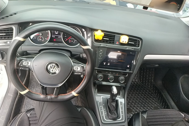 Volkswagen Golf 2020 car image #10