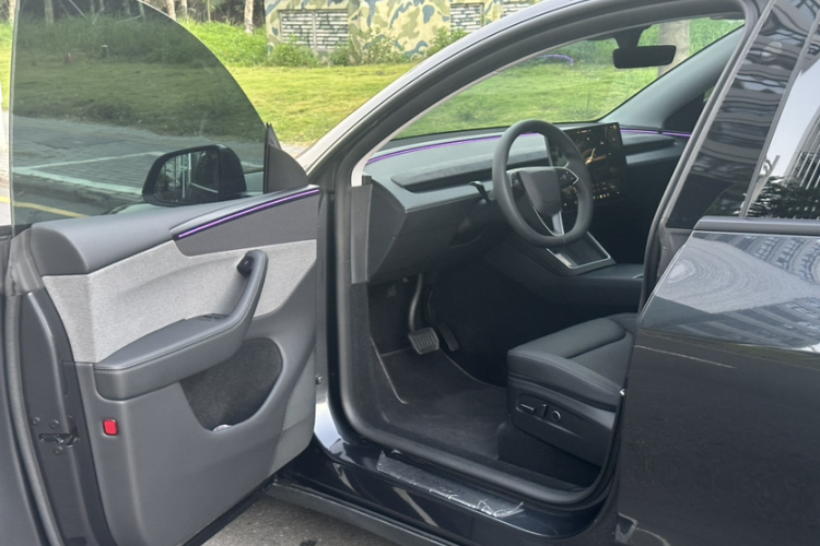 Tesla Model Y 2025 immagine di auto #18