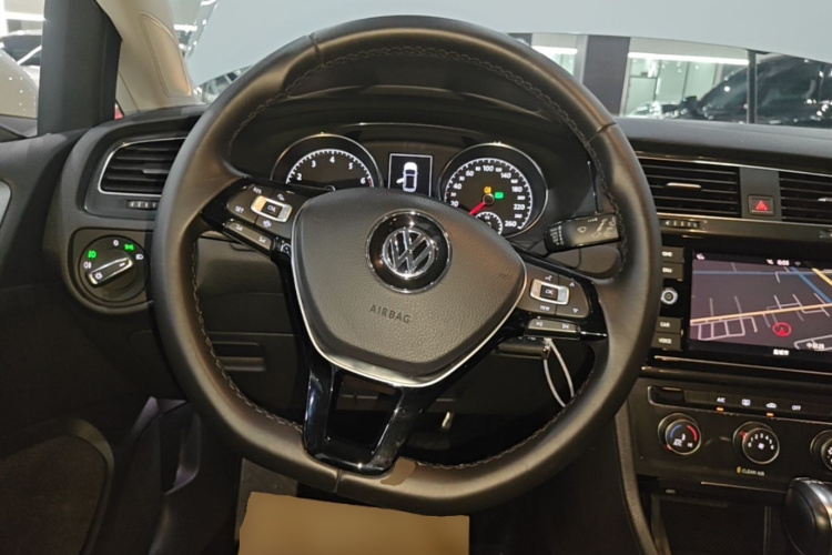 Volkswagen Golf 2019 car image #11
