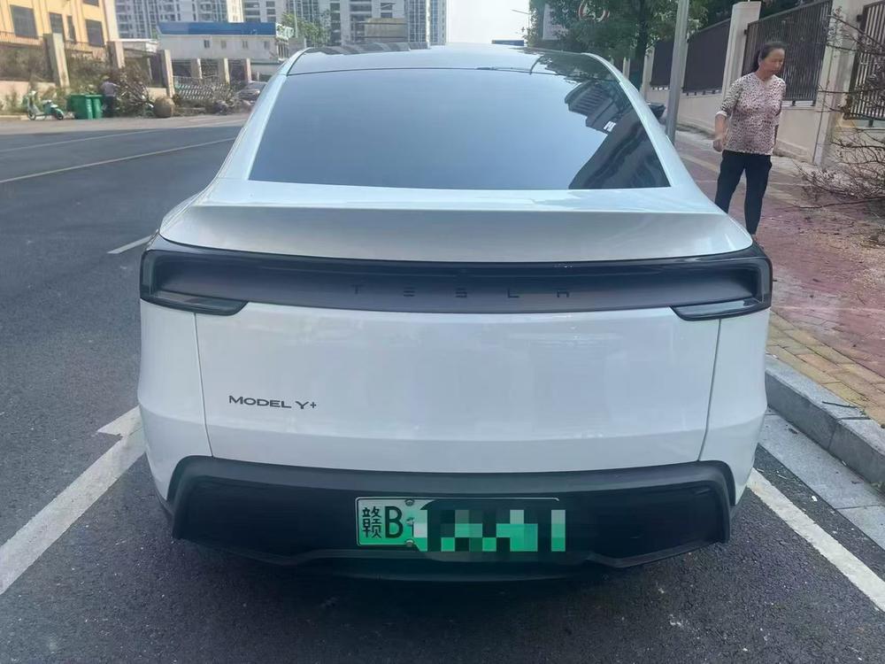 Tesla Model Y 2026 immagine di auto #5
