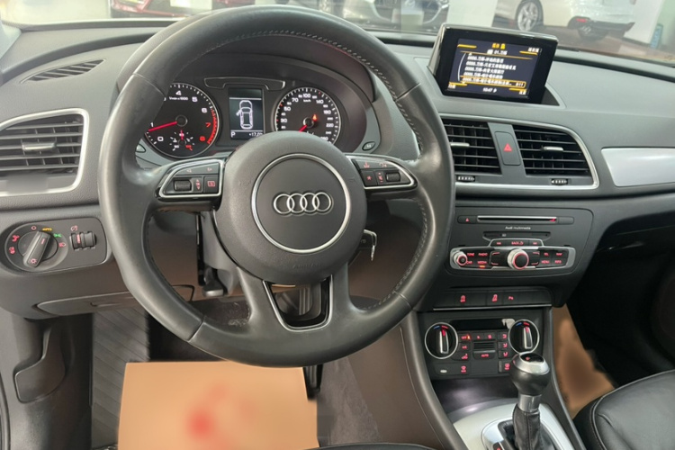 Audi Q3 2019 car image #16
