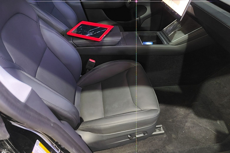 Tesla Model Y 2025 immagine di auto #24