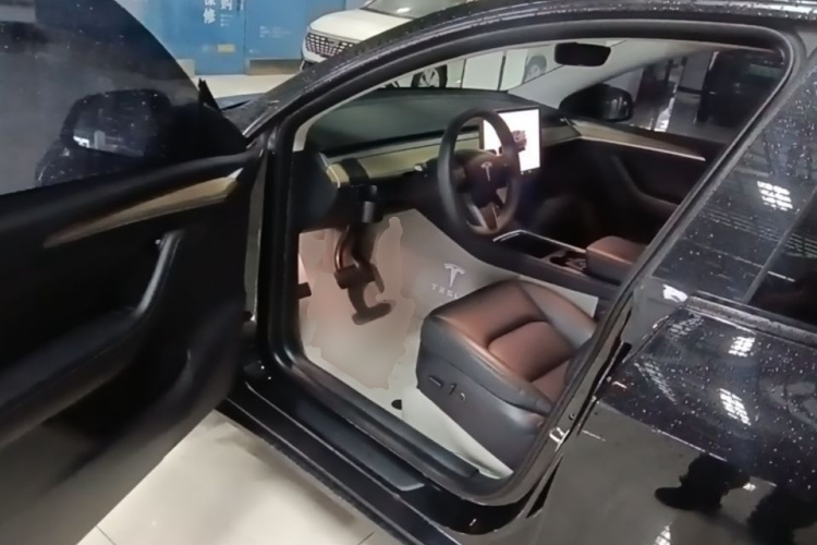 Tesla Model Y 2023 car image #16