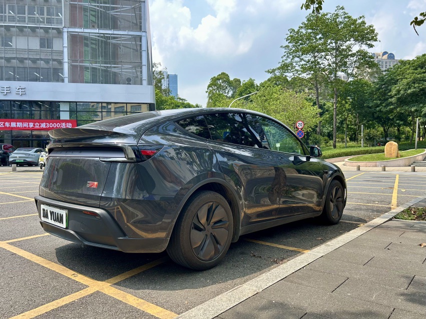 Tesla Model Y 2025 #9 Tesla Model Y 2025 car image #9