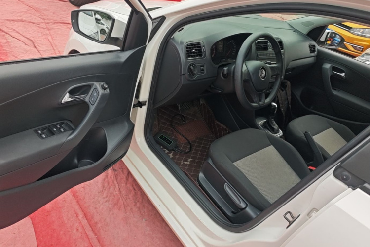 Volkswagen Polo 2016 car image #16