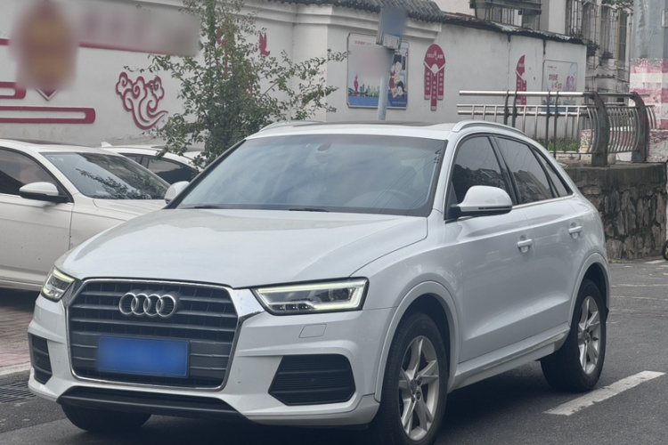 Audi Q3 2019 car image #2