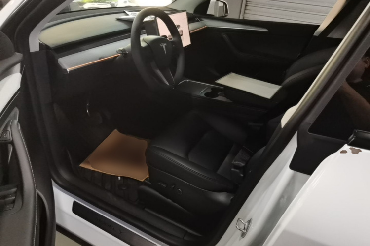 Tesla Model Y 2024 car image #15