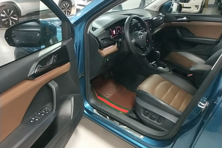 Volkswagen Tharu 2018 car image #16