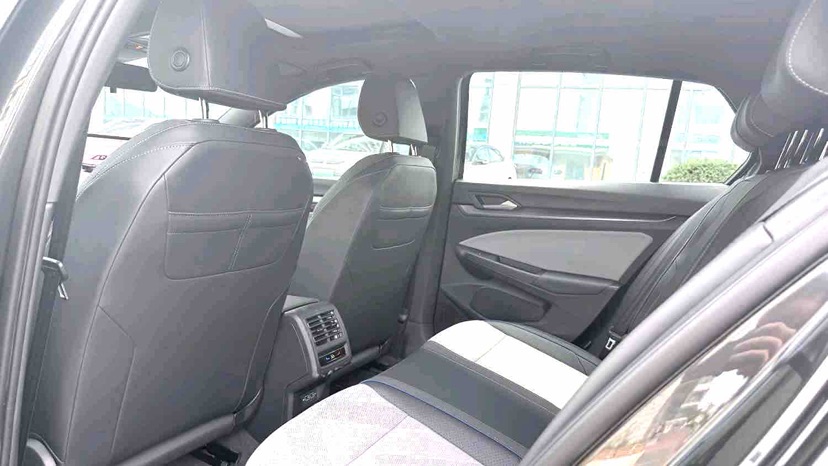 Volkswagen Golf 2026 car image #7