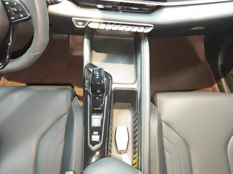 GEELY Coolray 2025 car image #15