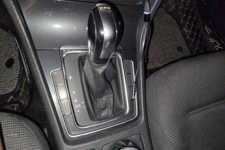 Volkswagen Golf 2019 car image #16