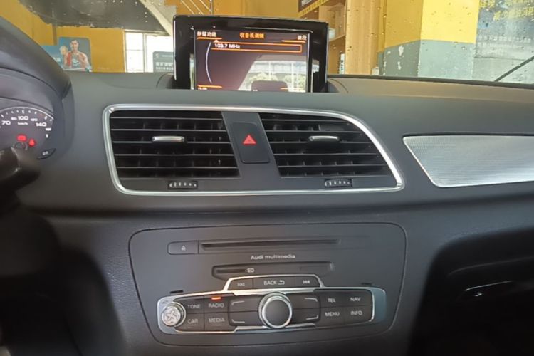 Audi Q3 2015 car image #13
