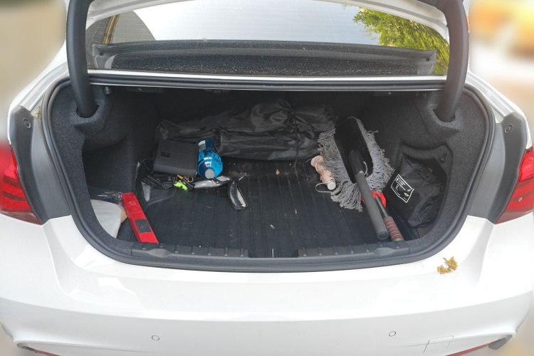 BMW 3 Series 2018 car image #21