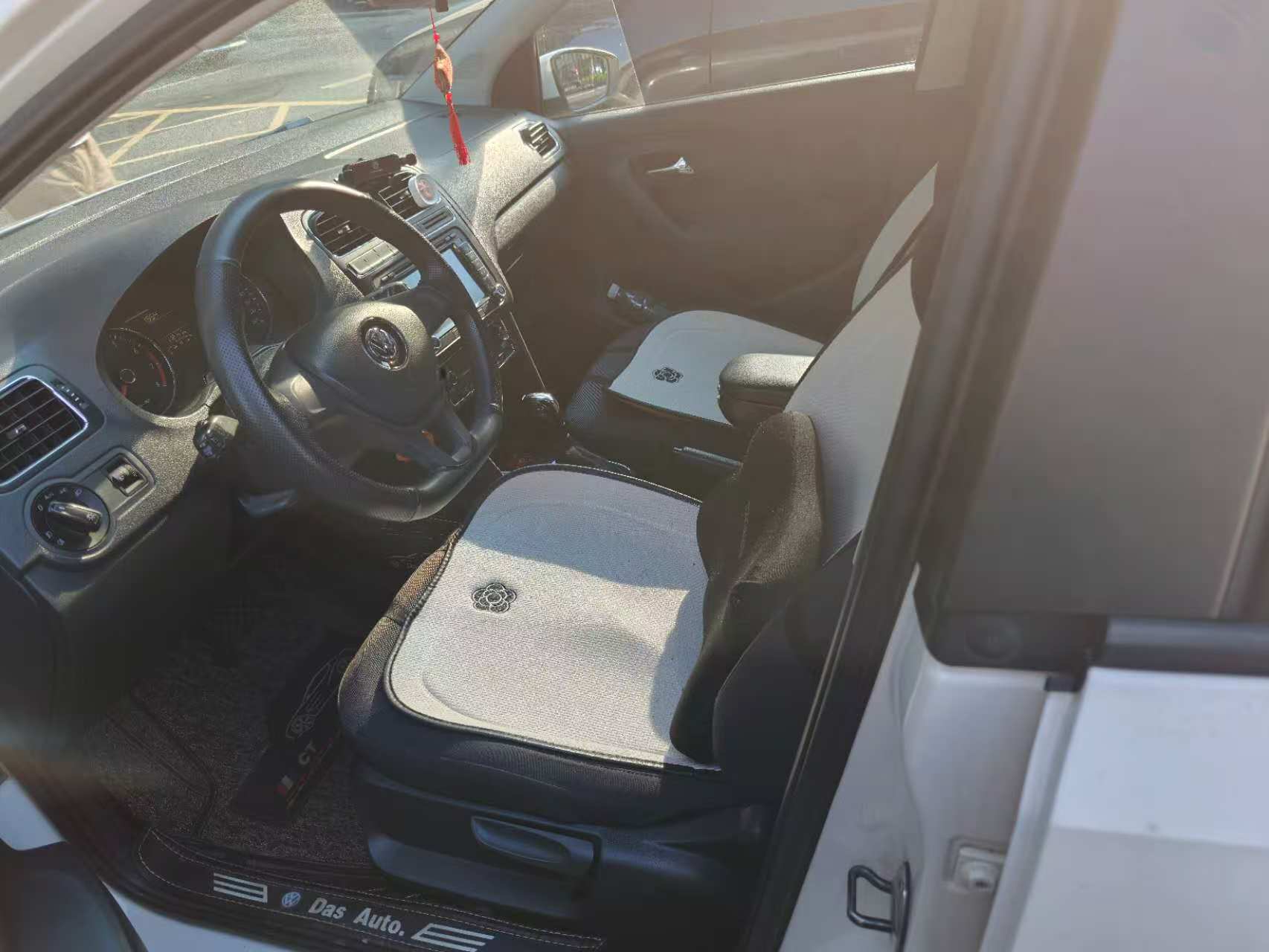 Volkswagen Polo 2015 car image #5