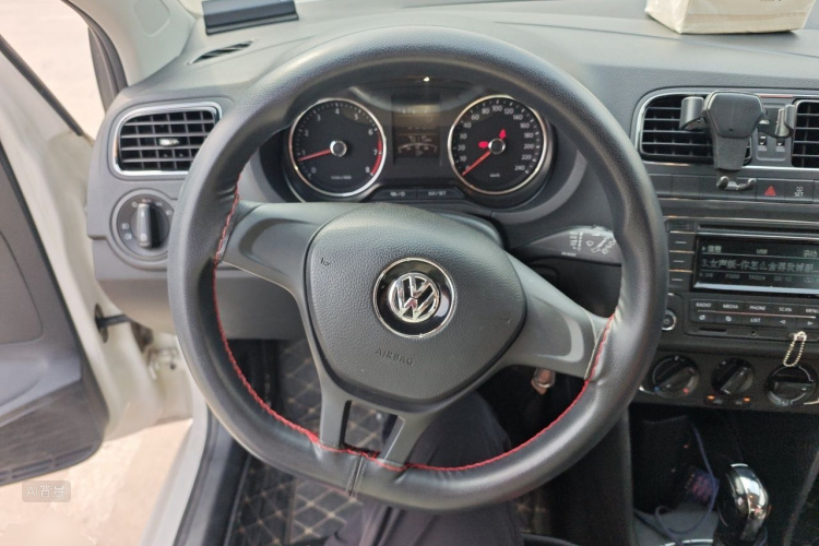 Volkswagen Polo 2015 car image #12