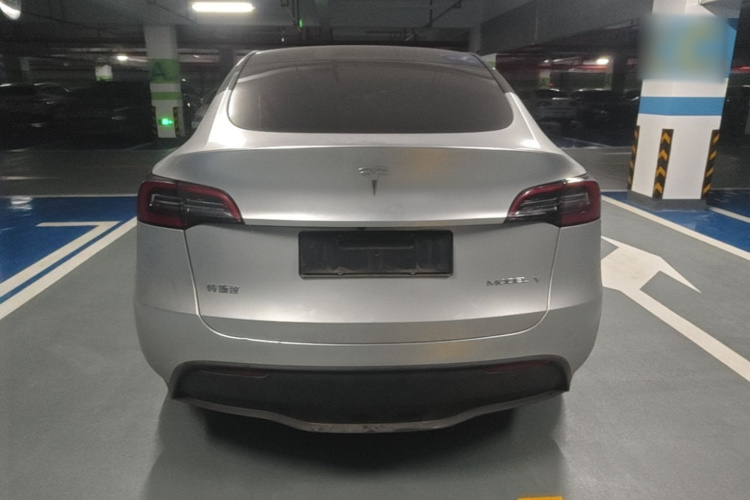 Tesla Model Y 2023 immagine di auto #6