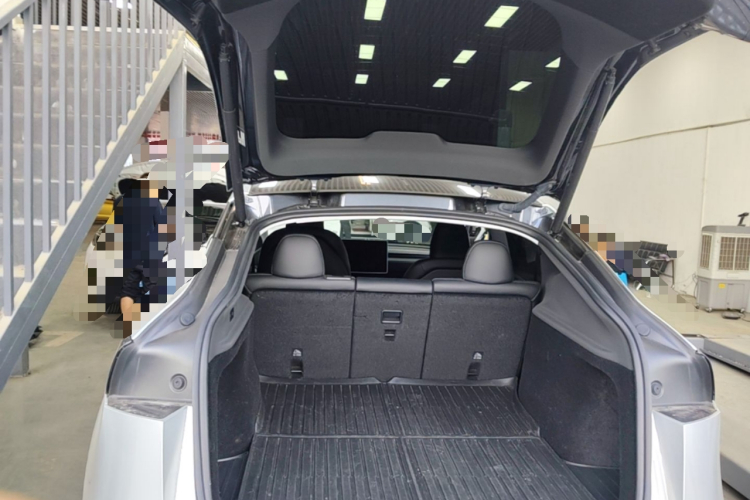 Tesla Model Y 2025 immagine di auto #19