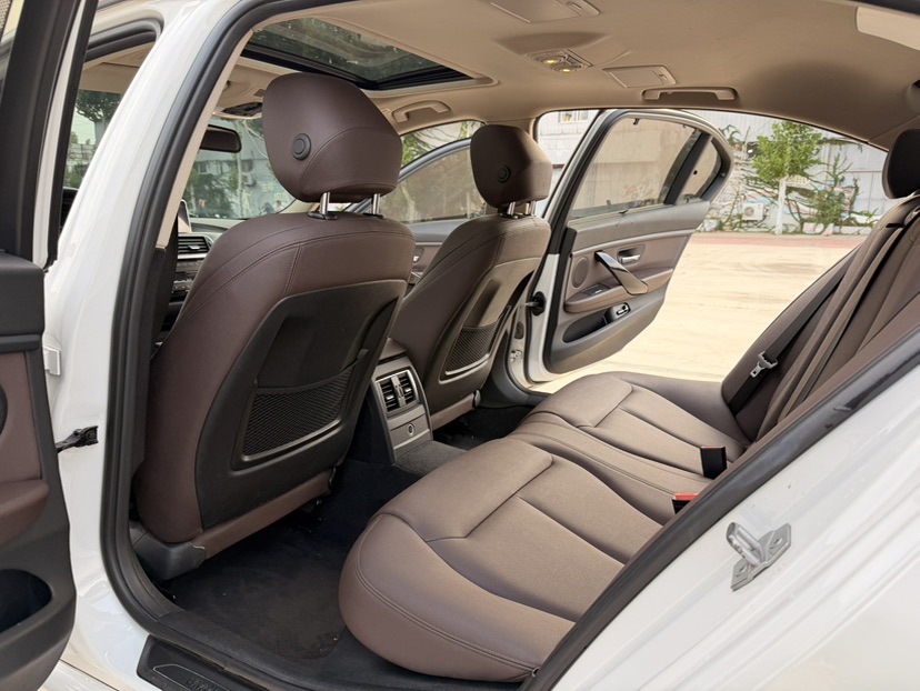 BMW 3 Series 2018 car image #13