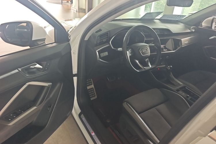 Audi Q3 2022 car image #18