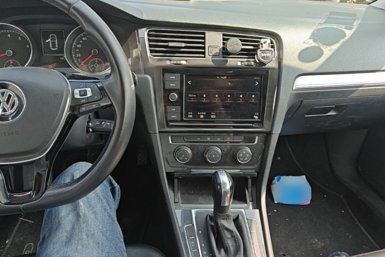 Volkswagen Golf 2019 car image #10