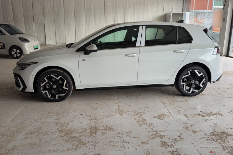 Volkswagen Golf 2026 car image #7