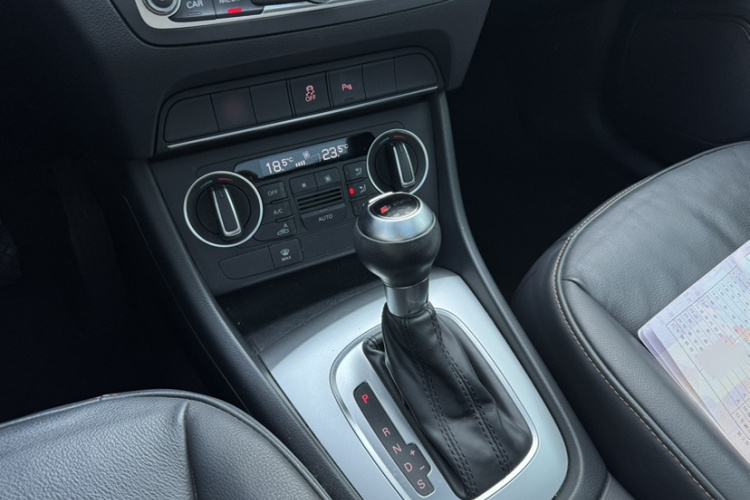 Audi Q3 2016 car image #13