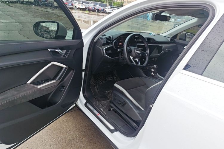 Audi Q3 2021 car image #16