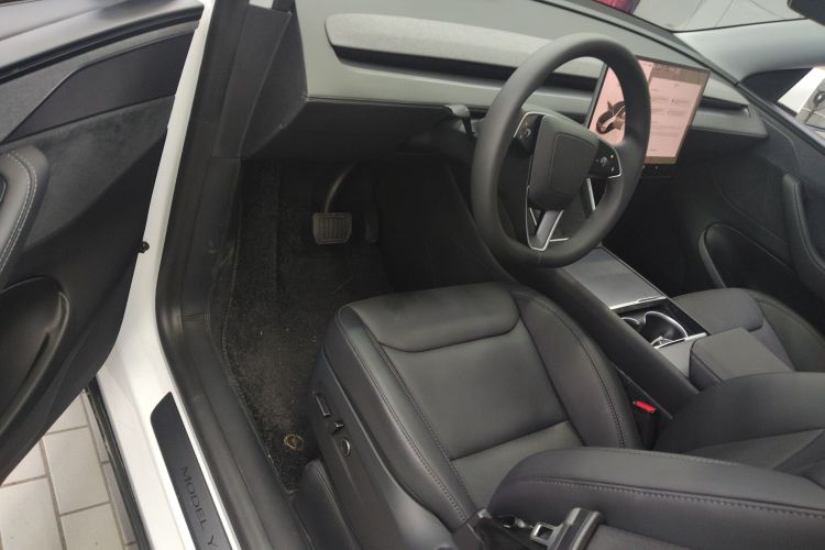 Tesla Model Y 2025 #16 Tesla Model Y 2025 car image #16