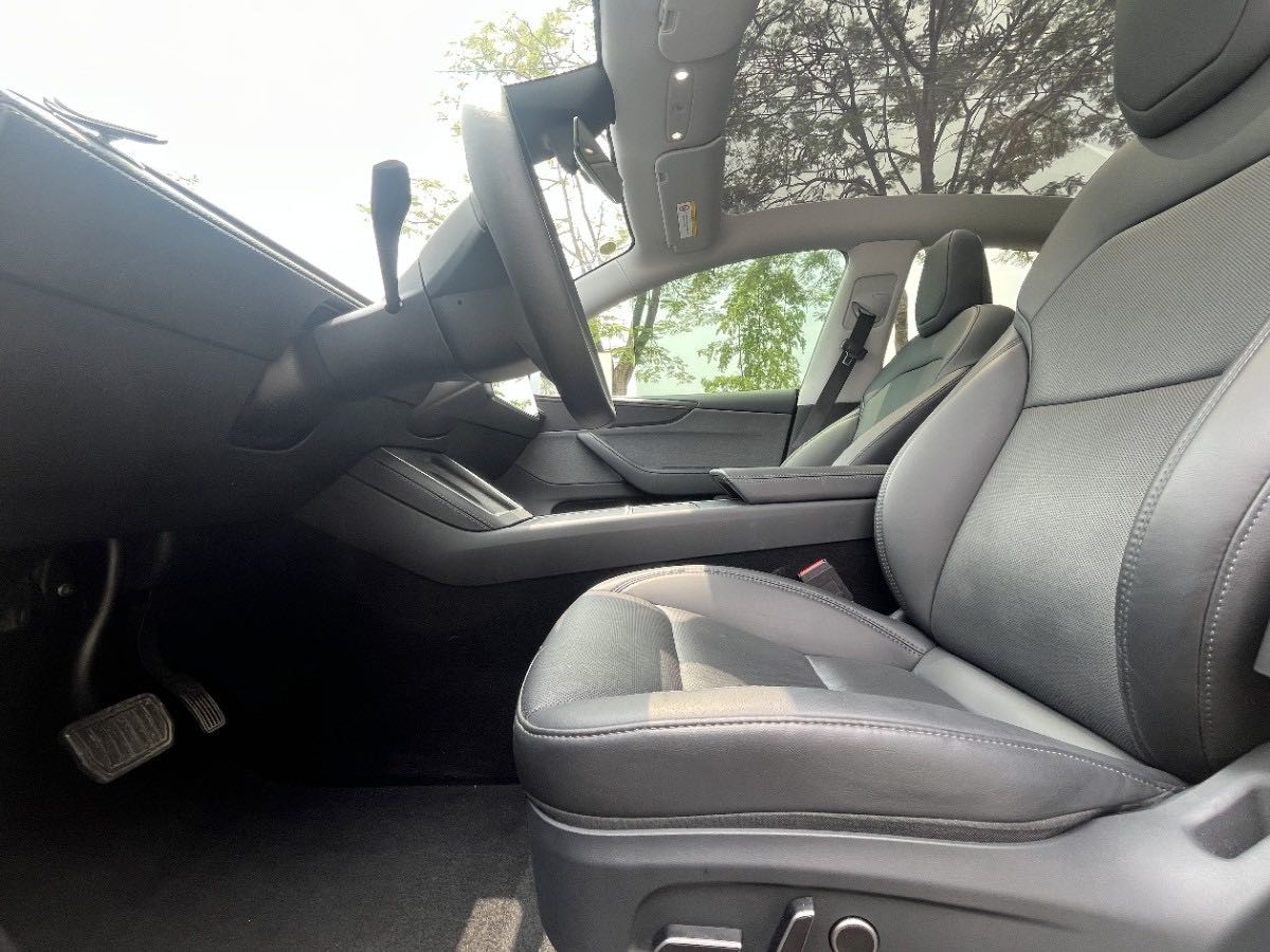 Tesla Model Y 2025 #4 Tesla Model Y 2025 car image #4