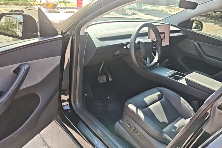 Tesla Model Y 2025 #12 Tesla Model Y 2025 car image #12