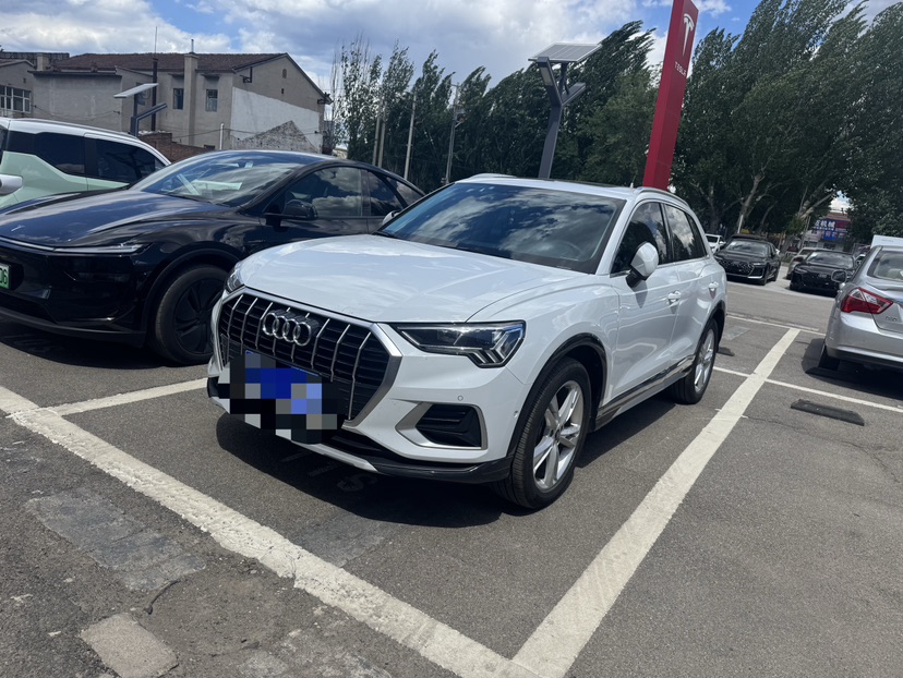 Audi Q3 2022 car image 