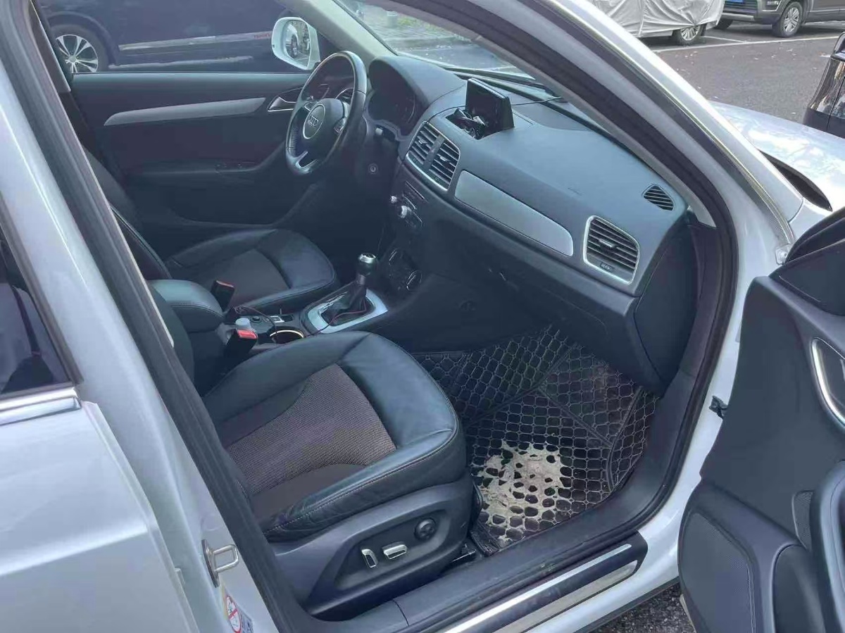Audi Q3 2017 car image #6