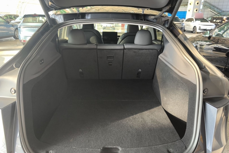 Tesla Model Y 2025 #19 Tesla Model Y 2025 car image #19